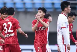 九游网页版官网-山东泰山球迷背对球场